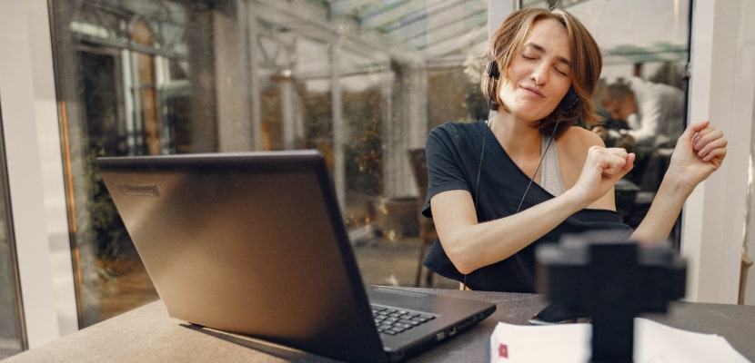 Eine Mitarbeiterin führt Stressmanagement übungen durch.