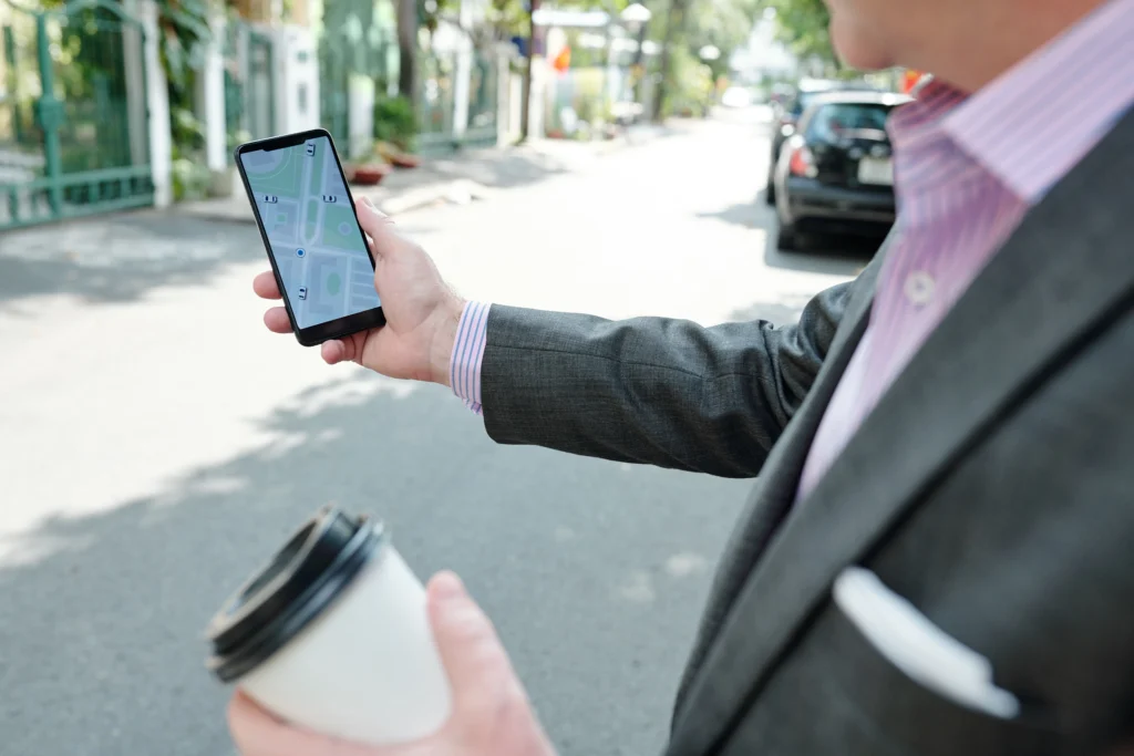 Track employee location with geofencing apps